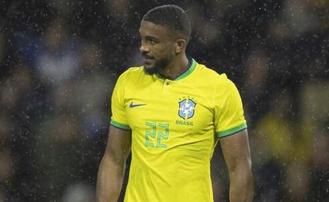 Zagueiro Bremer, ex-Atltico, com a camisa da Seleo Brasileira