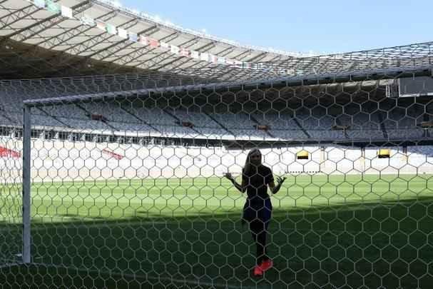Jogadoras norte-americanas aproveitaram tempo no estdio para tirar fotos no gramado