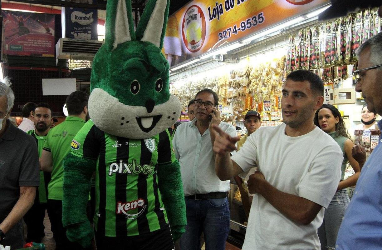 O meia argentino Emmanuel Martinez foi apresentado pelo Am�rica nesta ter�a-feira (16/8), em evento realizado no Mercado Central, em Belo Horizonte.