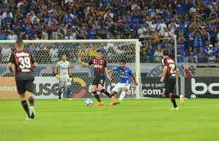 Lances do primeiro tempo da partida entre Cruzeiro e Atltico-PR, no Mineiro, pelas oitavas de final da Copa do Brasil