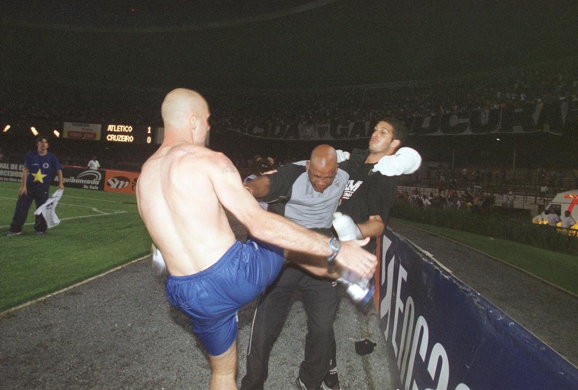 Briga entre Cris, do Cruzeiro, e goleiro Eduardo, do Atltico, no clssico de 2004. Dias depois, atletas fizeram as pazes em audincia no Juizado Especial Criminal, no Forum Lafayette