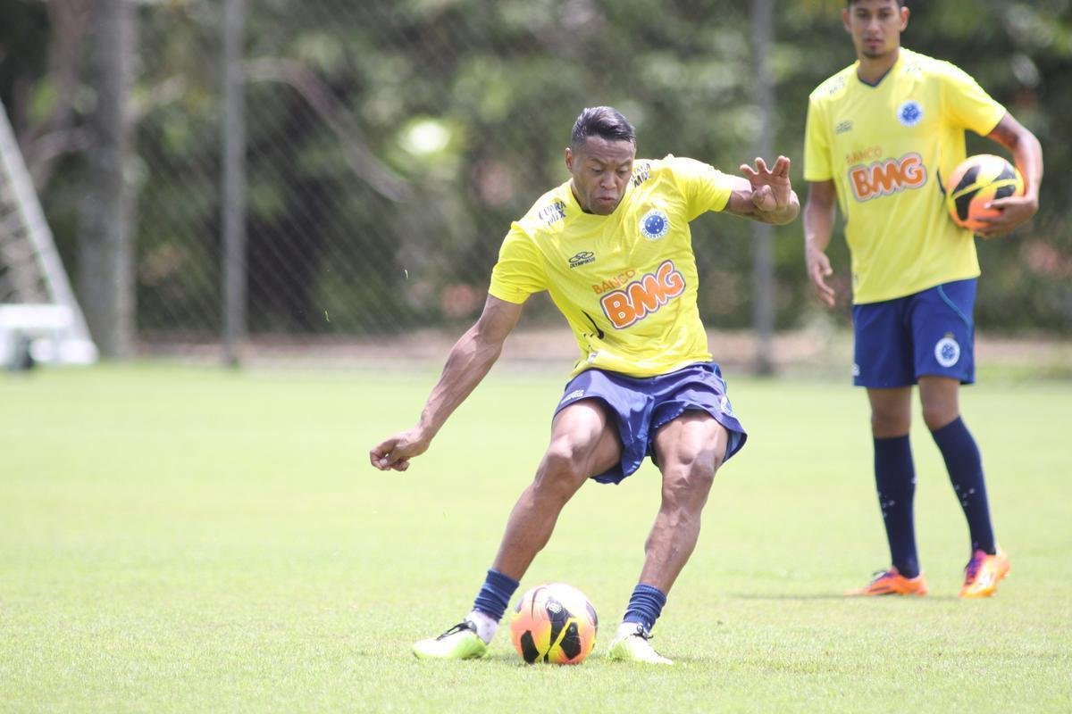 Jlio Baptista (meia) - com direito a carro-forte na apresentao, o ex-jogador de Sevilla, Real Madrid, Arsenal, Roma e Mlaga teve papel decisivo no Campeonato Brasileiro de 2013 ao marcar gols importantes nas vitrias sobre Vasco (5 a 3, no Mineiro, pela 17 rodada) e Botafogo (3 a 0, no Mineiro, pela 22 rodada). Ao todo, o ex-camisa 10 balanou a rede 17 vezes em 62 apresentaes pelo clube.