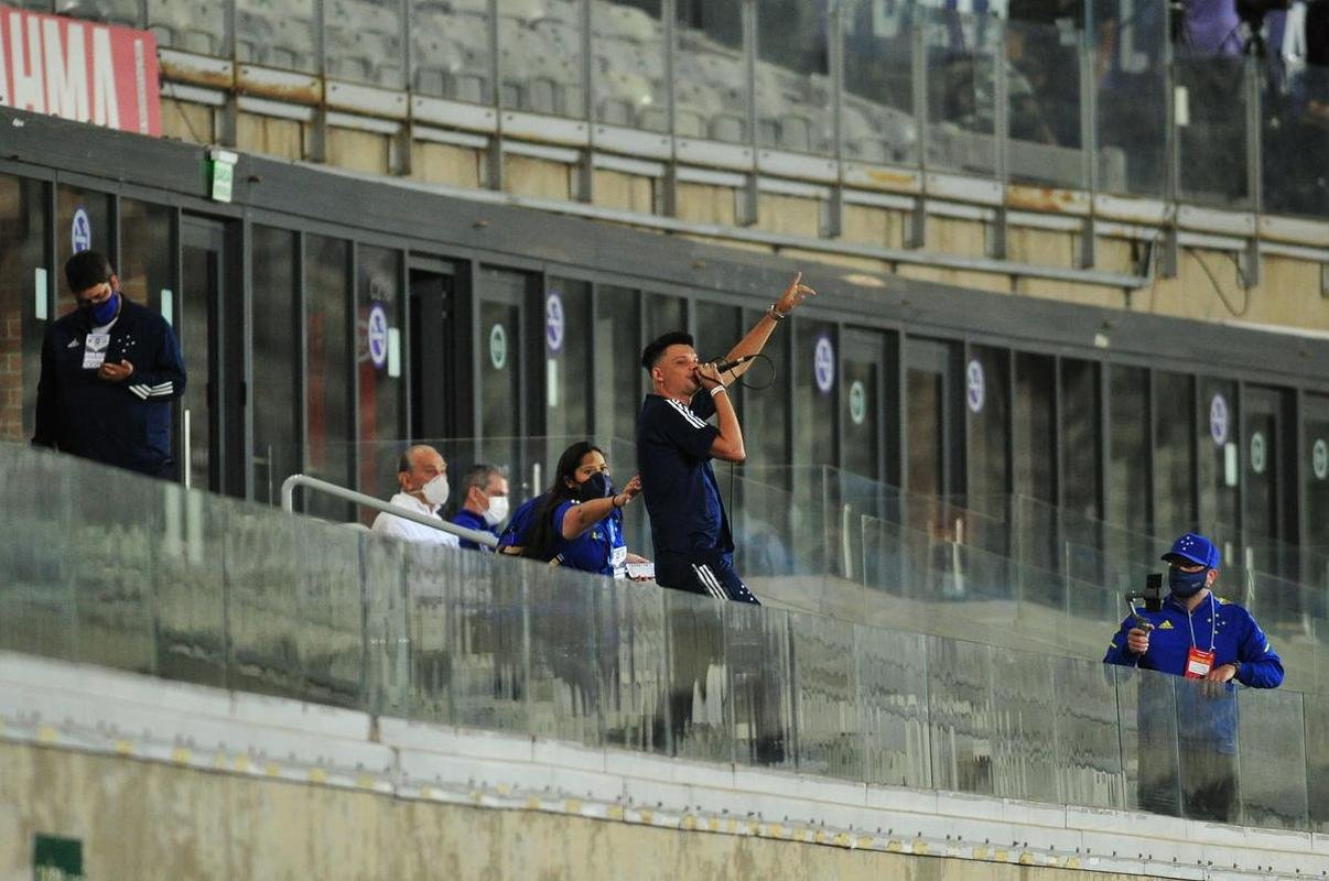 Fotos do jogo entre Cruzeiro e Confiana pela Srie B. Jogo  em Belo Horizonte marcou a volta da torcida cruzeirense ao Mineiro aps meses de ausncia devido  pandemia da COVID-19