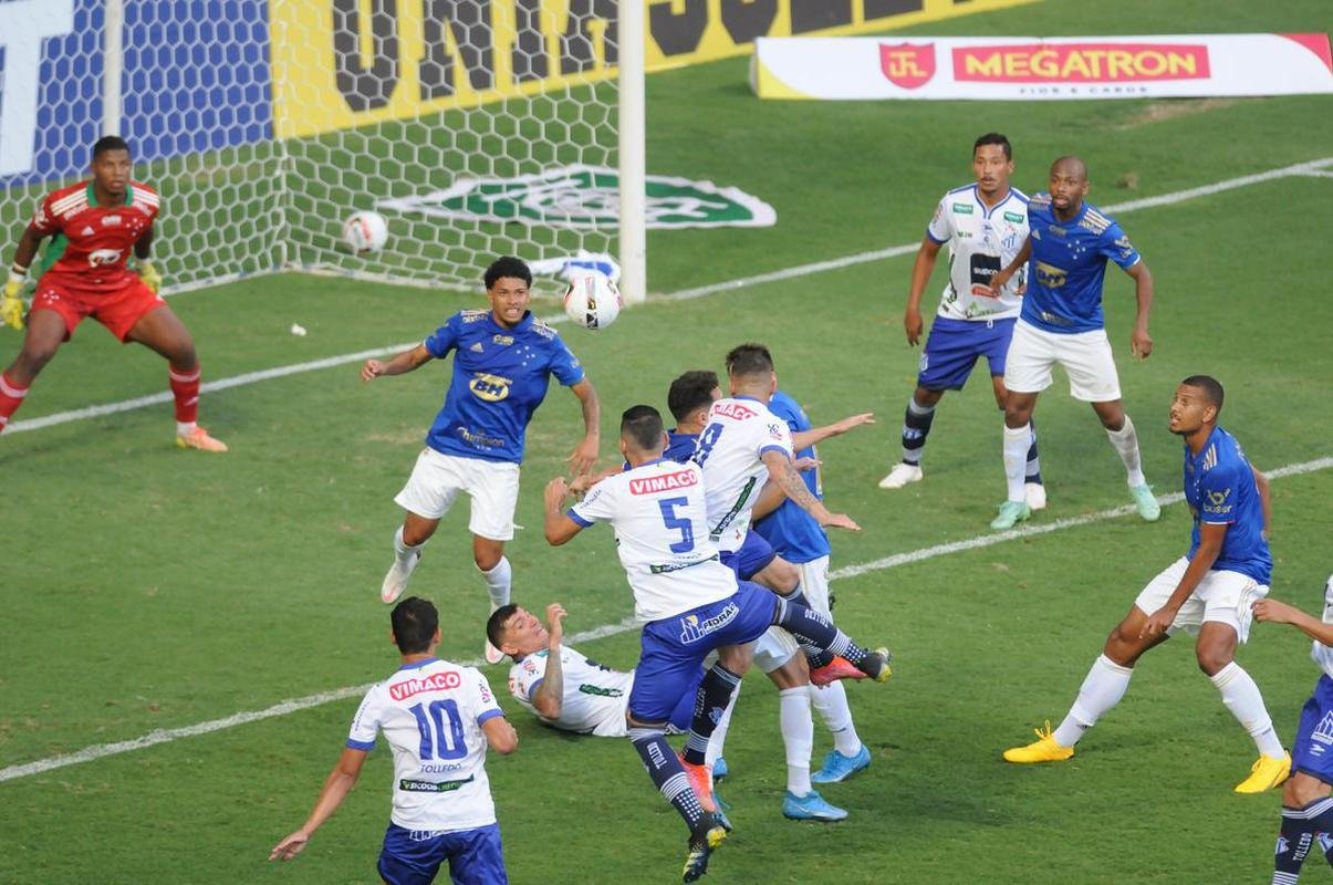 Cruzeiro goleou URT por 3 a 0 no Independncia com gols de Thiago, Machado e Edu em sua estreia no Mineiro. Ronaldo, dono da SAF, assistiu  partida no Horto. Duelo marcou estreia do tcnico uruguaio Paulo Pezzolano