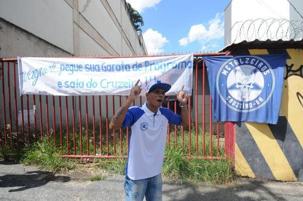 Em protesto na porta da Sede Administrativa, torcedores do Cruzeiro pediram renncias do presidente Wagner Pires de S e de seus vices, Hermnio Lemos e Ronaldo Granata