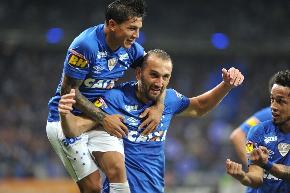 Cruzeiro ampliou sua vantagem no primeiro tempo com gol de Barcos, aos 26 minutos: 1 a 0