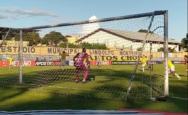 Goleiro Caíque, do Ypiranga-RS, foi alvo de grito racista durante jogo da Série C
