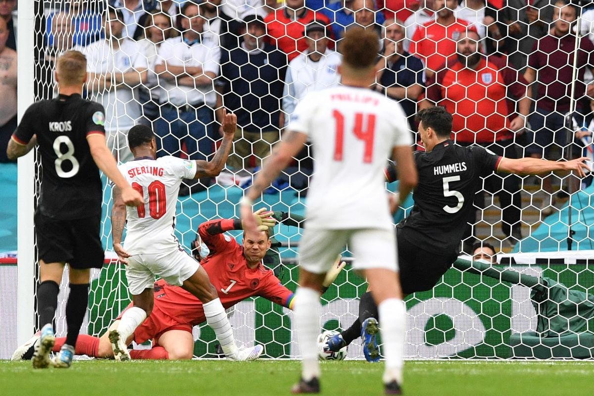 Fotos do gol de Sterling, da Inglaterra, sobre a Alemanha, em Wembley. Ingleses venceram por 2 a 0 e avanaram s quartas de final da Eurocopa