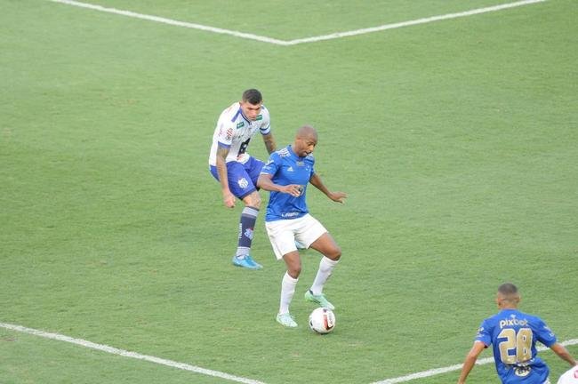 Cruzeiro goleou URT por 3 a 0 no Independncia com gols de Thiago, Machado e Edu em sua estreia no Mineiro. Ronaldo, dono da SAF, assistiu  partida no Horto. Duelo marcou estreia do tcnico uruguaio Paulo Pezzolano