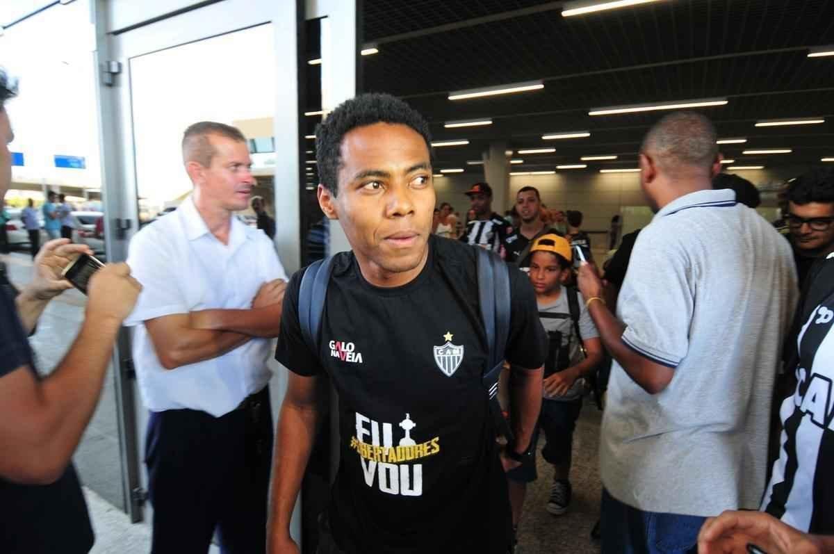 Novo reforo do Atltico, Elias chega a Belo Horizonte. Volante assinou contrato por trs anos