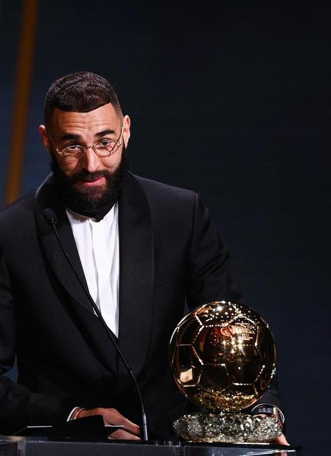Karim Benzema recebe prmio Bola de Ouro, da Revista France Football, como melhor do mundo na temporada 2021/22. 