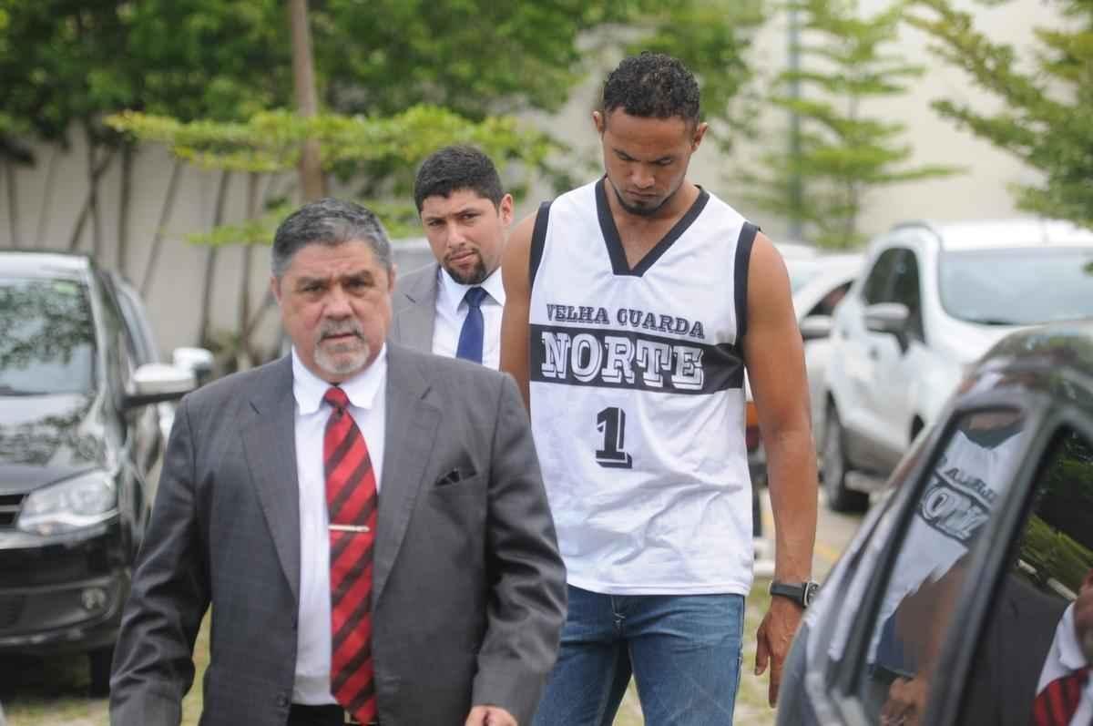 Vestido com camiseta da Galoucura Zona Norte, goleiro esteve nesta quinta-feira no Frum de Santa Luzia, na Regio Metropolitana de Belo Horizonte, para apresentar as garantias de sua liberdade