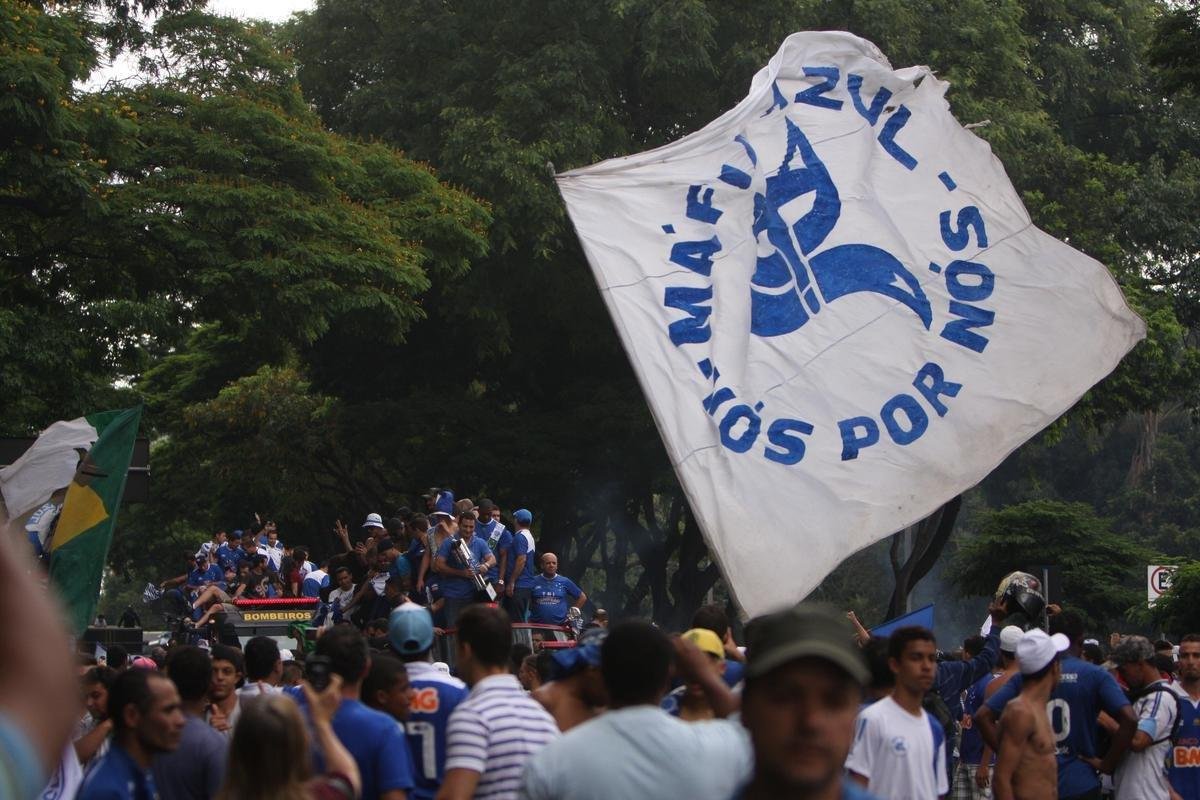 Depois de vencer o Vitria por 3 a 1 no Barrado, em Salvador, na noite de 13 de novembro de 2013, e confirmar o tricampeonato brasileiro, o Cruzeiro desembarcou em Confins numa quinta-feira e foi recebido por milhares de pessoas nas ruas de Belo Horizonte. O elenco desfilou em carro pela Avenida Antnio Carlos, pela Avenida Afonso Pena, no Centro, e foi em direo  sede do Barro Preto. Esta, sem dvida, foi a festa que envolveu o maior nmero de pessoas na capital mineira.