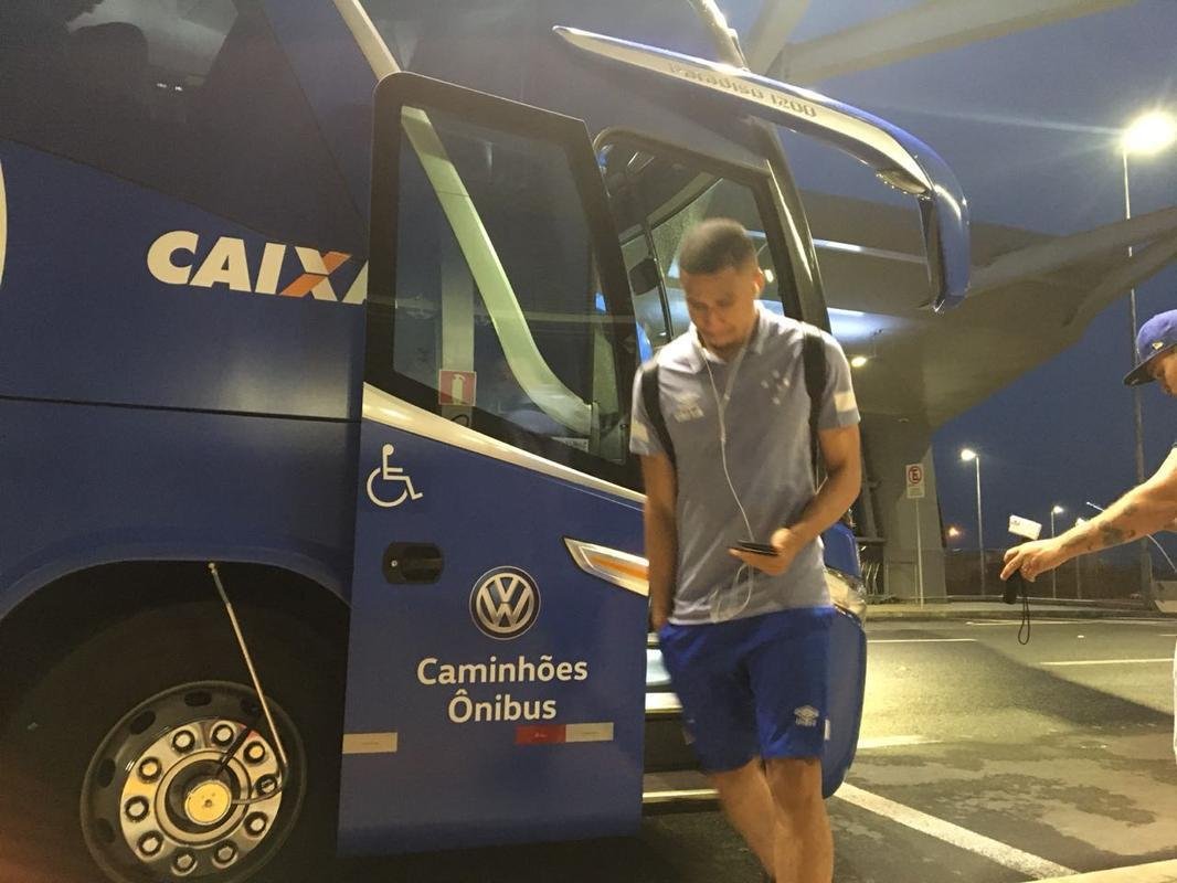 Delegao do Cruzeiro foi composta por 23 jogadores em viagem para Buenos Aires, na Argentina, local da partida de quarta, s 21h45, contra o Boca Juniors, pela Copa Libertadores. Meia uruguaio De Arrascaeta foi vetado e permaneceu em Belo Horizonte.