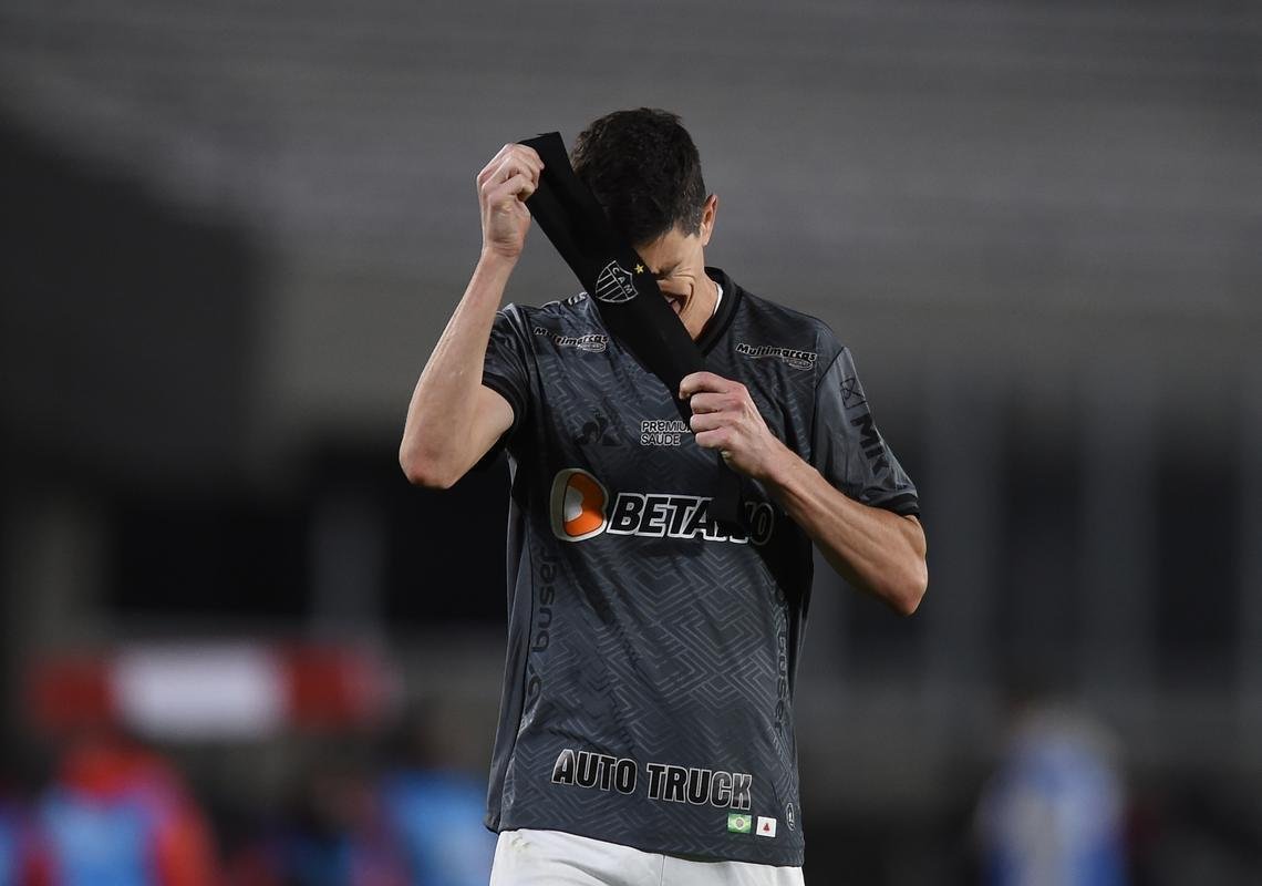 Fotos da expulso de Nacho Fernndez, do Atltico, na partida contra o River Plate pela Libertadores. Jogador atingiu o adversrio de forma no intencional numa dividida de bola e acabou recebendo o carto vermelho aps reviso do VAR