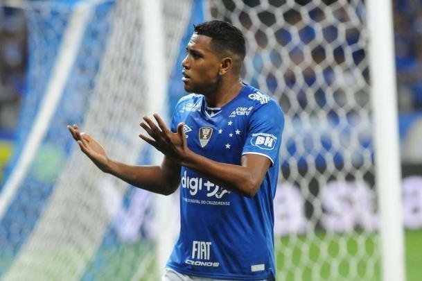 Fotos do primeiro tempo do duelo entre Cruzeiro e Internacional, no Mineiro, pela semifinal da Copa do Brasil