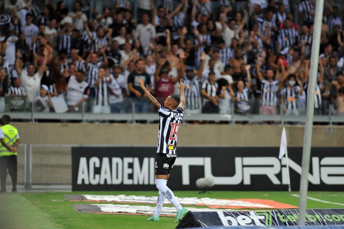 Fotos do terceiro gol do Galo, marcado por Ademir