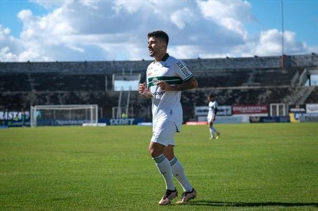 11 Coritiba - 13 jogos, com 7 vitrias, 4 empates e 2 derrotas (64,1% de aproveitamento)