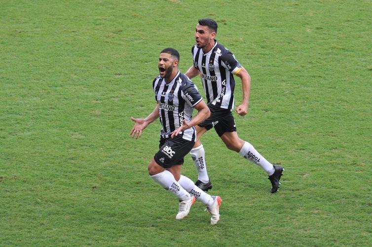 Hulk virou para o Atltico sobre o Fluminense em cobrana de falta perfeita no Mineiro: 2 a 1