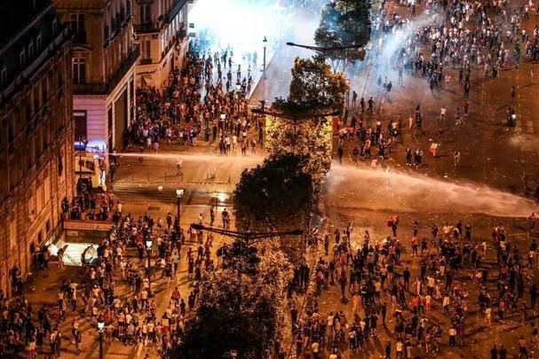 Quando a noite chegou, Paris ficou ainda mais linda: Torre Eiffel foi iluminada com as cores da bandeira francesa e Arco do Triunfo recebeu projeções com rostos dos campeões