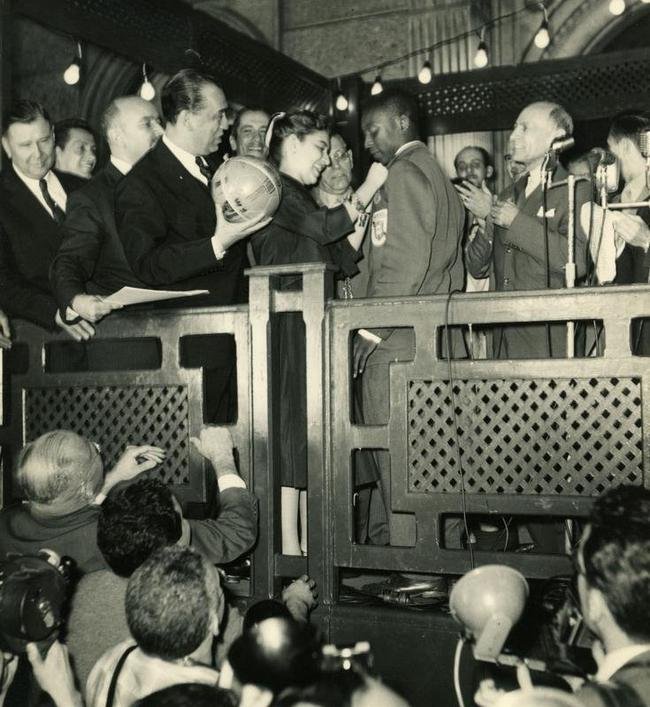 Pelé é condecorado com a medalha de ouro pela filha do presidente da Republica (Juscelino Kubitschek), Marcia Kubitschek, em palanque montado em frente ao Palácio do Catete, no Rio, após a conquista da Copa de 1958