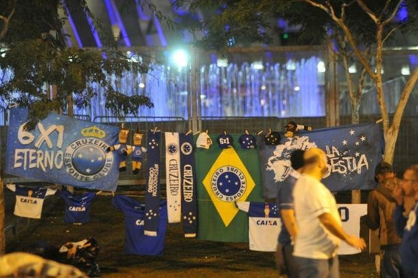 Torcida do Cruzeiro encarou frio e crise de abastecimento para apoiar o time contra o Palmeiras, no Mineiro