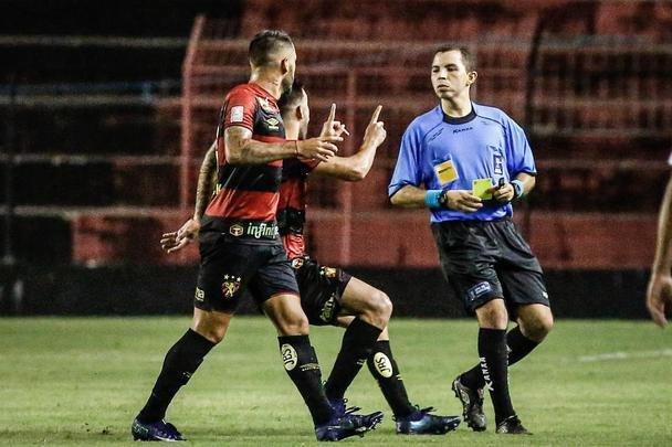 No segundo tempo, o Sport ainda ampliou o placar com Jean Patrick. Porém, com a expulsão do capitão Sander, o Imperatriz tomou a iniciativa do jogo e chegou ao empate com dois gols de Cesinha.