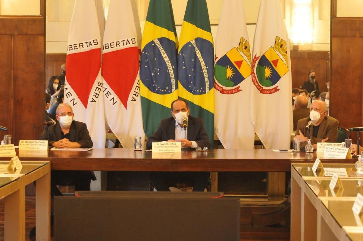 Reunio entre a Prefeitura de Belo Horizonte definiu a liberao de 30% de pblico nos jogos de Amrica, Atltico e Cruzeiro. Agora, para atuar diante de suas torcidas, os clubes precisam ter o aval das confederaes. No momento, apenas a Conmebol autorizou partidas com torcida na Copa Libertadores e na Copa Sul-Americana. A CBF ainda no permitiu em duelos do Campeonato Brasileiro.