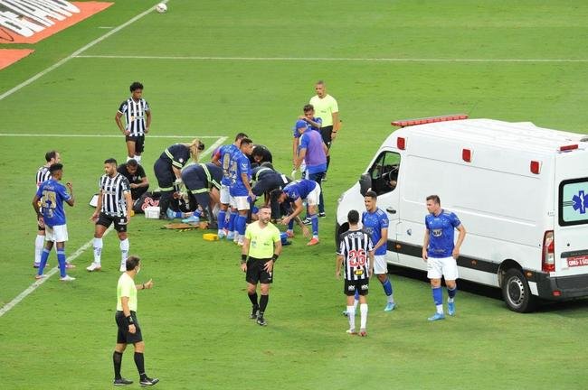 Edu, do Cruzeiro, deixa Mineiro de ambulncia aps choque com goleiro Everson, do Atltico