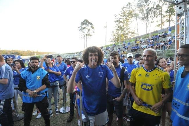 Caravana do Cruzeiro em Conselheiro Lafaiete, com a presena de Ronaldo Fenmeno. Milhares de torcedores cruzeirenses compareceram ao Parque de Exposies Tancredo Neves para prestigiar o evento oficial do clube