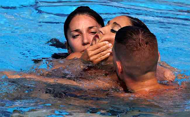 Nadadora da equipe dos EUA foi prontamente atendida ao ser retirada da piscina