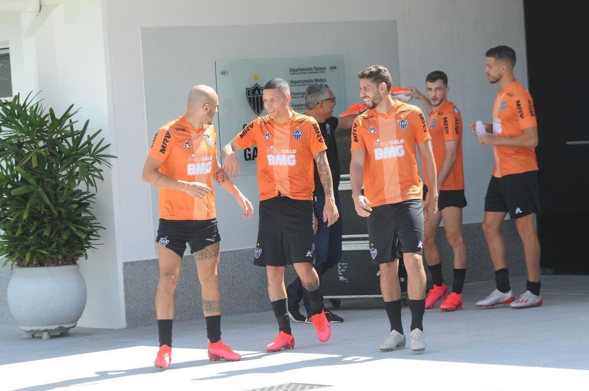 Treino do Atltico nesta segunda-feira, na Cidade do Galo, contou com a volta do meia  Juan Cazares. Direo no chegou a acordo para vend-lo a clube saudita. Tcnico Rafael Dudamel relacionou 23 jogadores para a viagem a Santa Fe, local da estreia na Sul-Americana, quinta-feira, contra o Unin-ARG. Jogador equatoriano ficou fora da lista.