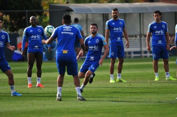 Técnico Abel Braga comandou atividade fechada à imprensa na Toca da Raposa II