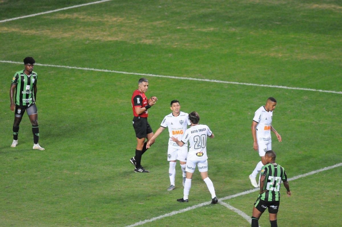 No fim do jogo, Savarino marcou o terceiro gol do Galo no clssico