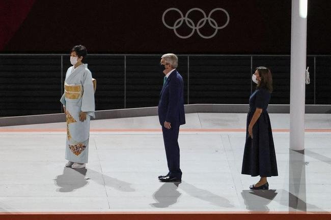 T�quio passa o bast�o a Paris, pr�xima sede dos Jogos Ol�mpicos. Na foto, o presidente do COI, Thomas Bach, e a prefeita da capital francesa, Anne Hidalgo 