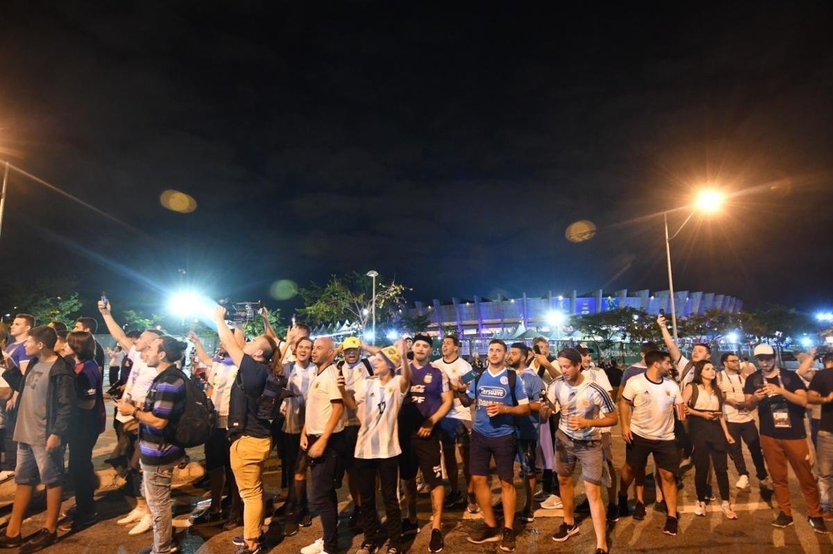 Torcedores de Argentina e Paraguai na chegada ao Minero para duelo pela Copa Amrica