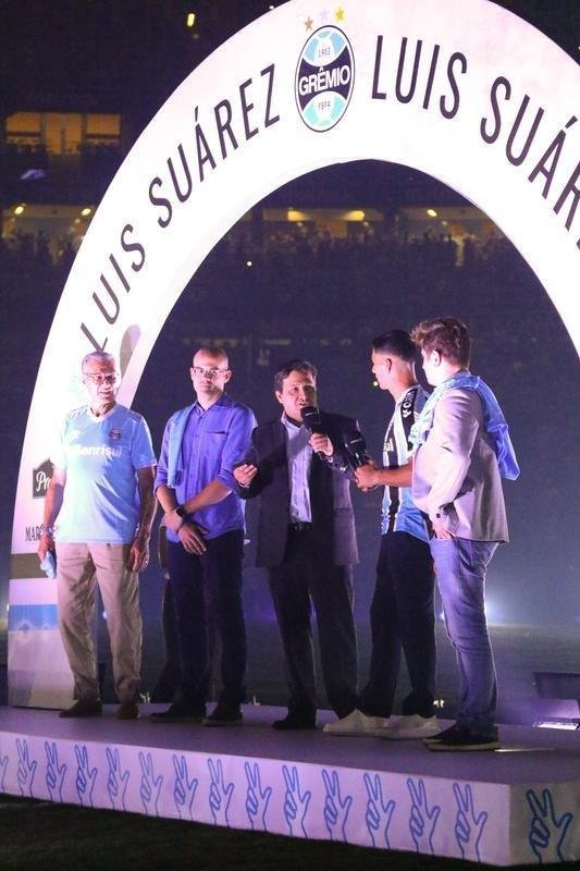 Luis Surez foi apresentado na Arena Grmio nesta quarta-feira (4/1)