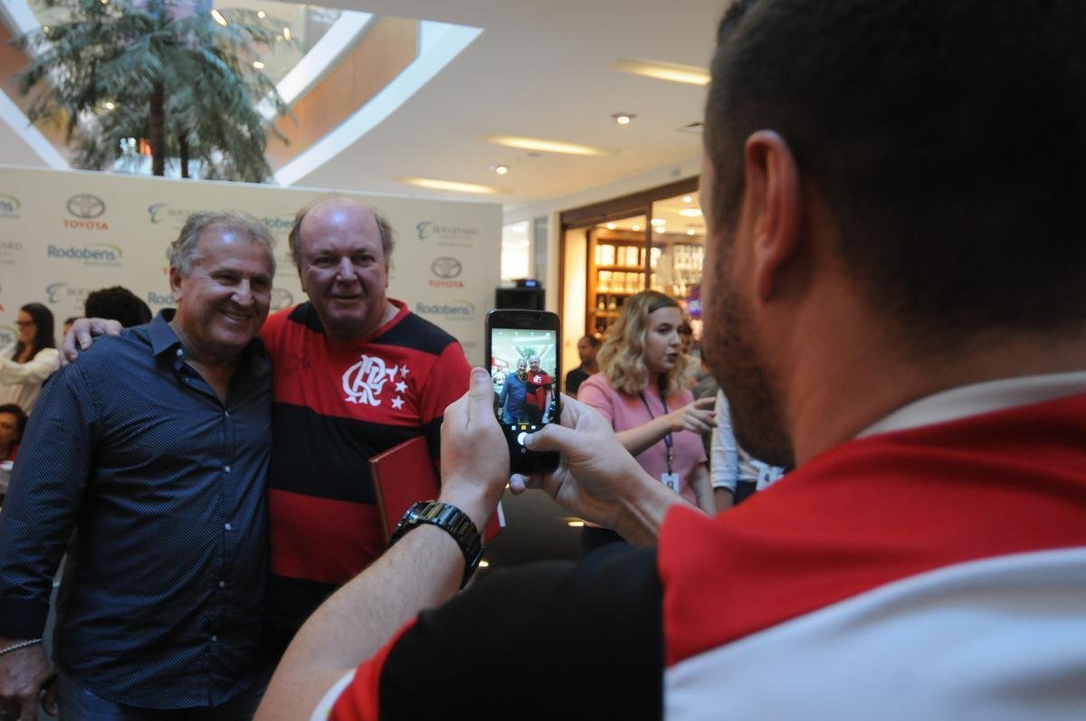 Zico participou de tarde de autgrafos em BH e atendeu torcedores, em sua maioria do Flamengo