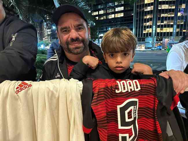 Joo Marcos, 39, e Joo Enrico, 7, na porta do hotel do Flamengo em Buenos Aires