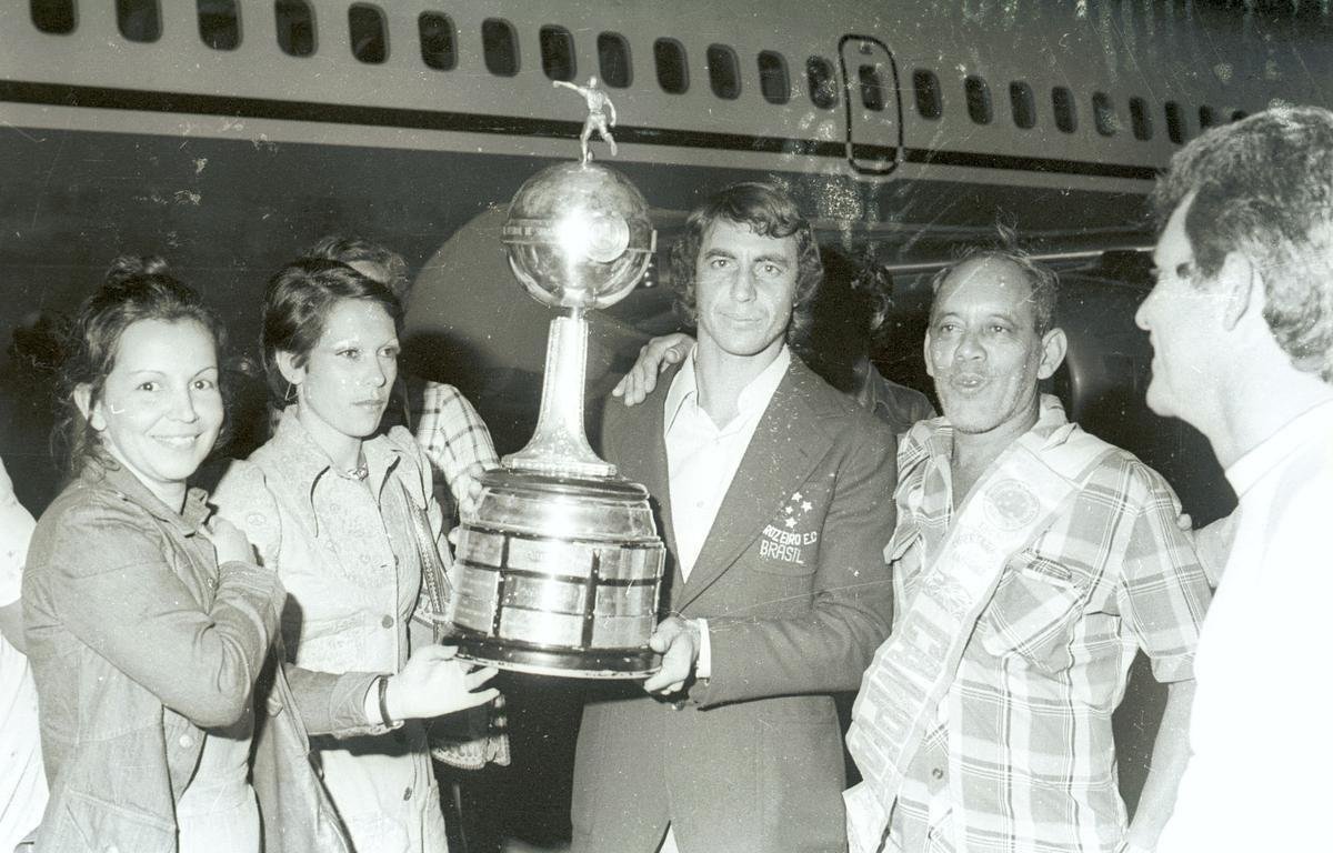 O Cruzeiro conquistou a Copa Libertadores de 1976 ao derrotar o River Plate por 3 a 2 em Santiago, no Chile, em 30 de julho. Foi a terceira partida da deciso. No desembarque no Aeroporto da Pampulha, em Belo Horizonte, jogadores celestes foram recebidos com muita festa. Houve ainda desfile de carro aberto pelas ruas da capital mineira.