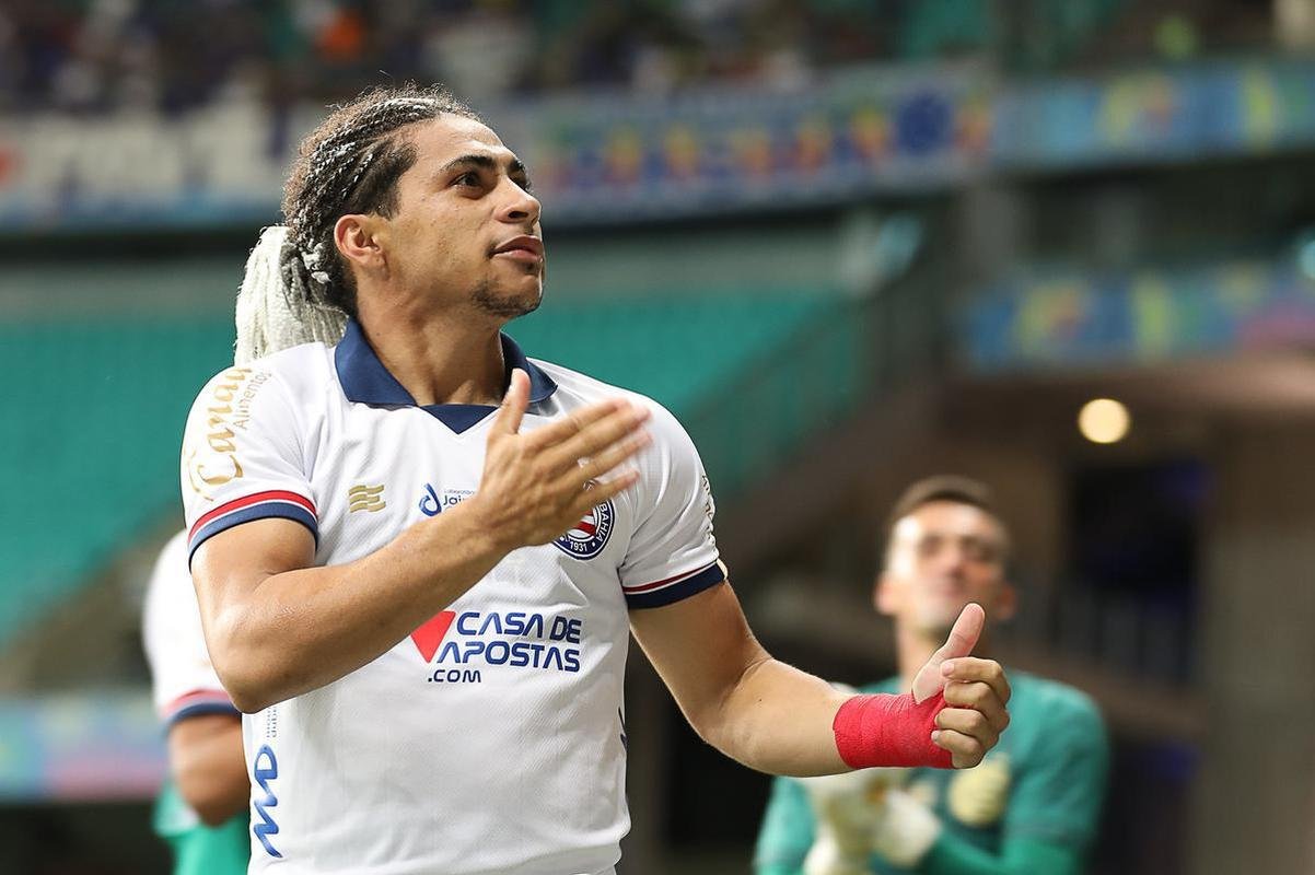 Vitor Jacar marcou dois gols e deu a vitria ao Bahia sobre o Cruzeiro, na Fonte Nova, em Salvador, pela primeira rodada da Srie B