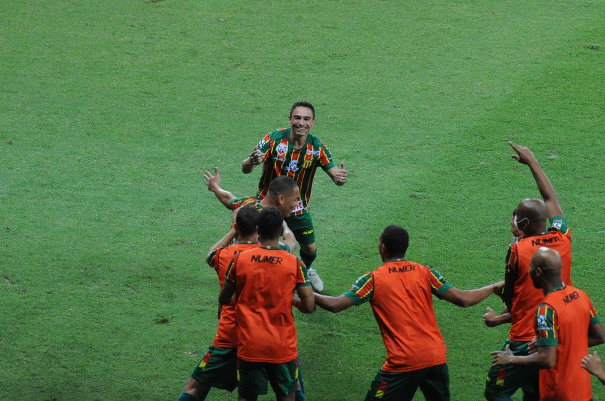 Fotos do duelo entre Cruzeiro e Sampaio Corra, no Mineiro, pela 14 rodada da Srie B do Campeonato Brasileiro