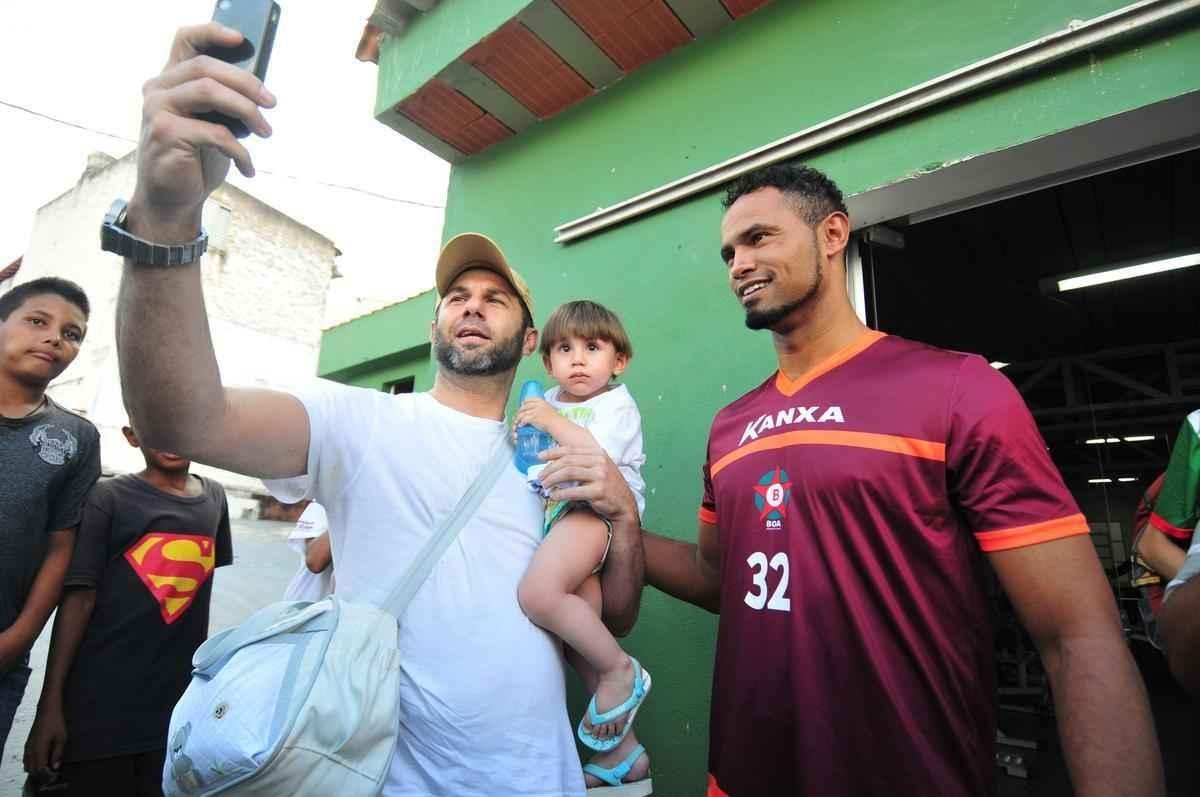 Torcedores do Boa Esporte foram na tarde desta tera-feira ao Estdio Municipal Rubro Negro para tirar selfies com o goleiro Bruno. Jogador realizou teste fsicos no local