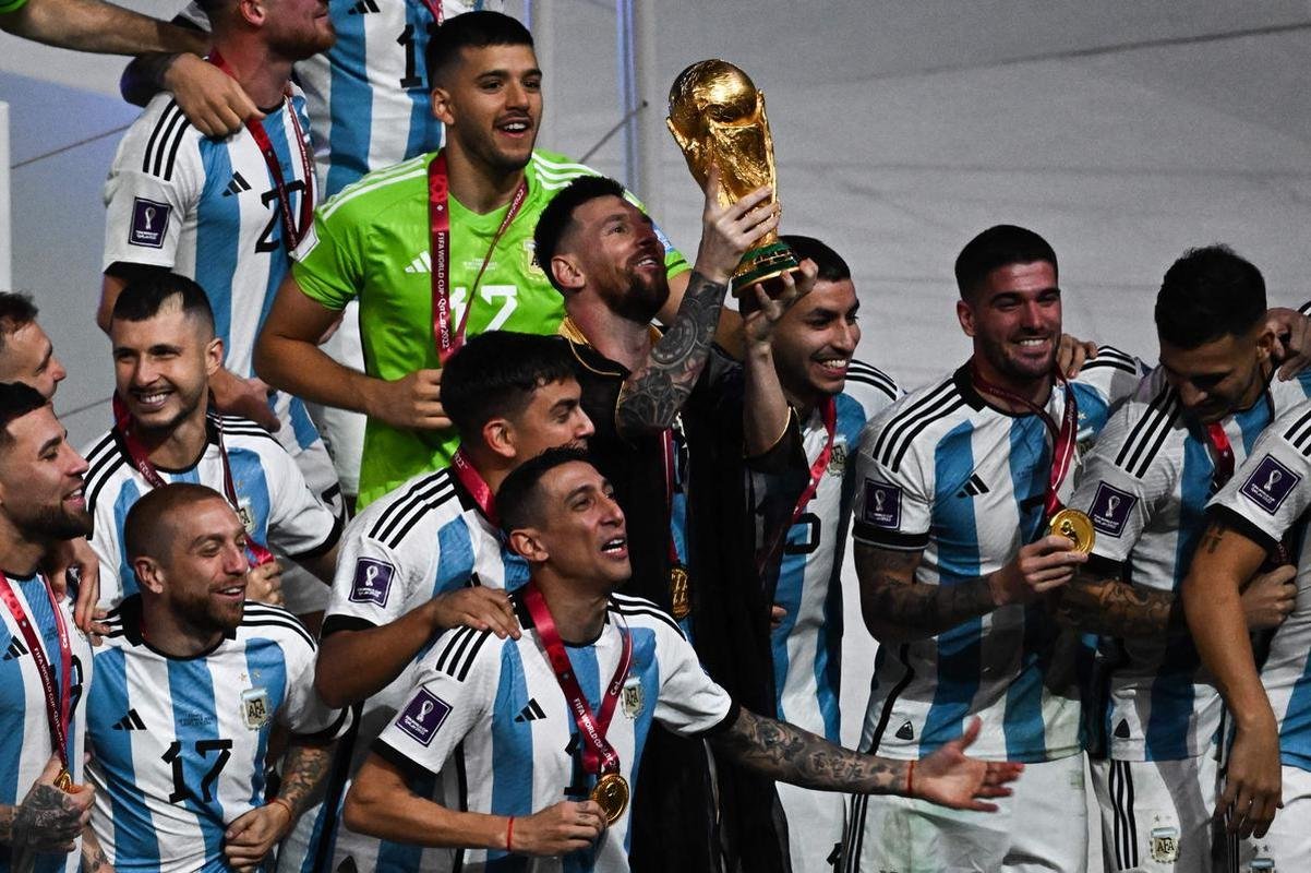 Messi ergue a taa de campeo da Copa do Mundo! Festa da Argentina no Estdio Icnico de Lusail, no Catar, com o tricampeonato mundial