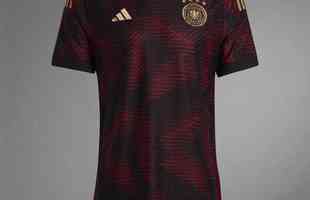 A camisa II da Alemanha para a Copa do Catar  preta com detalhes em bord e foi produzida pela Adidas