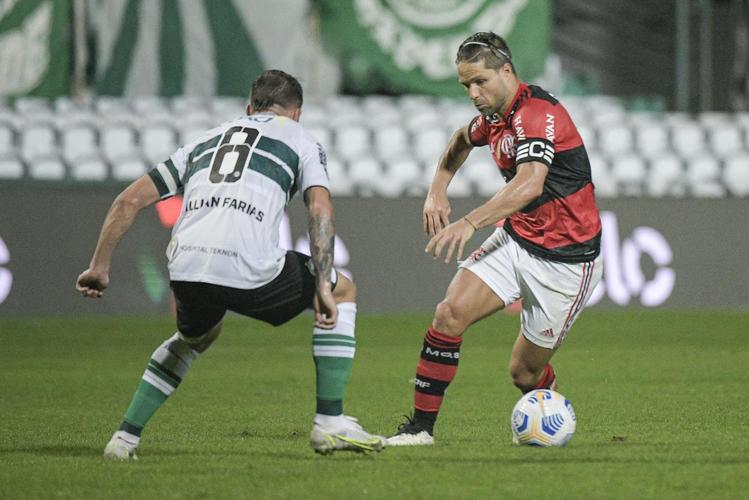 Flamengo ou Coritiba - no jogo de ida, o Flamengo venceu  por 1 a 0 fora de casa