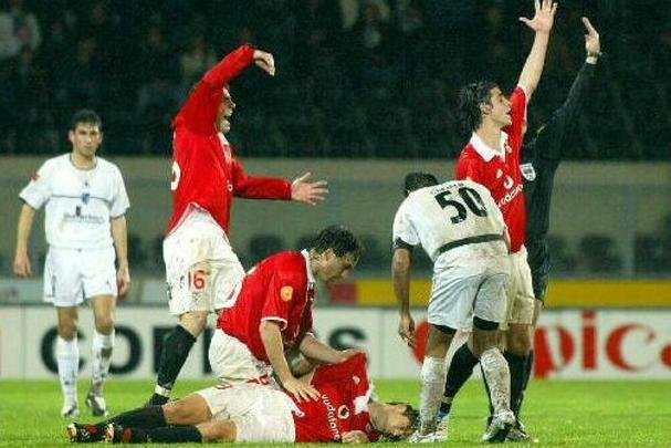 Mikls Fehr: o atacante hngaro teve um mal-sbito enquanto defendia o Benfica na partida contra o Vitria de Guimares, em 2004. Relatrio mdico apontou cardiomiopatia hipertrfica, relacionado com o msculo do corao, como causa da  morte sbita do jogador de 24 anos.