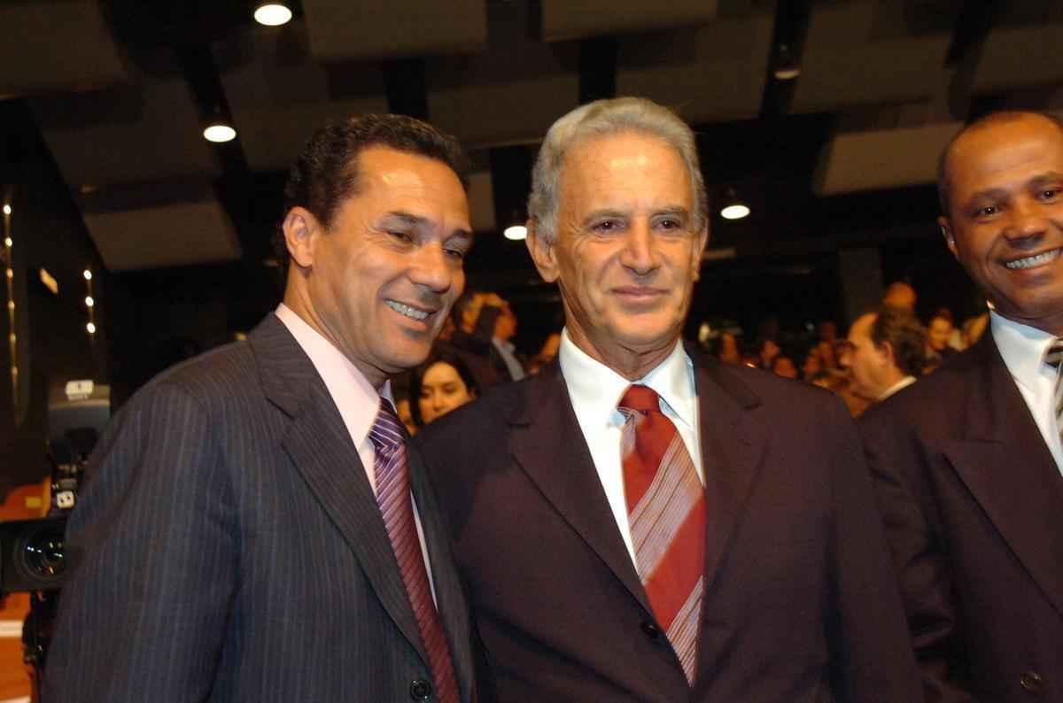 Carlos Alberto Silva entre tcnico Vanderlei Luxemburgo e ex-zagueiro Luizinho, no Trofu Tel Santana, em 2006
