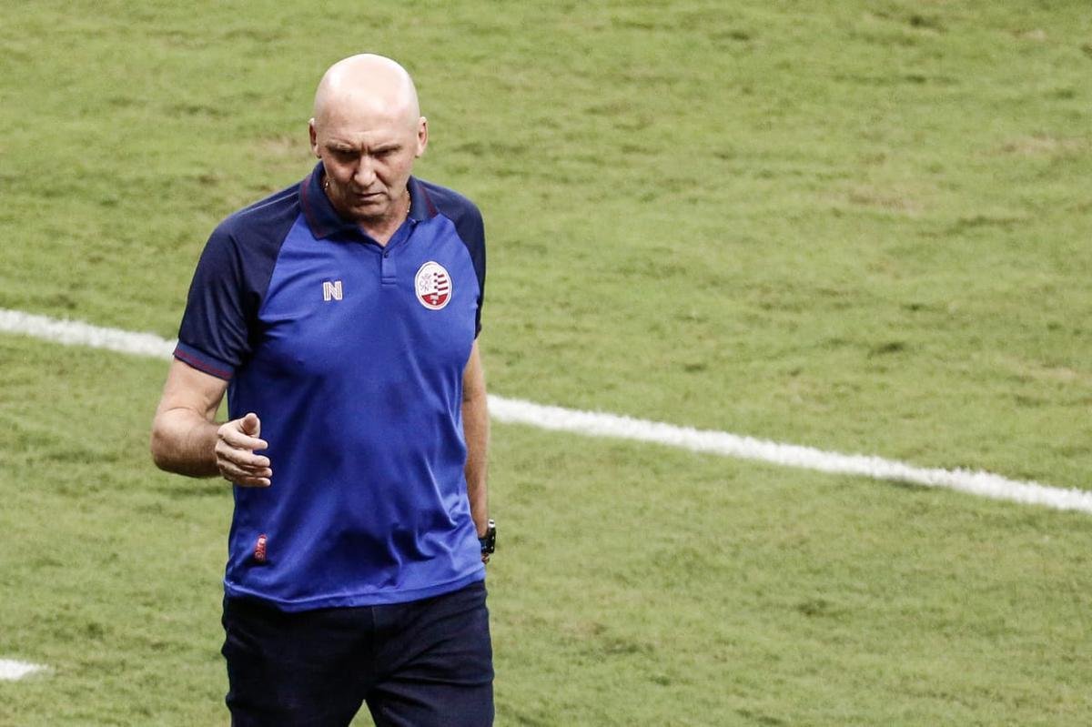 O Náutico equilibrou na segunda metade do primeiro tempo e o jogo ficou aberto para as equipes, com ambas criando boas chances. Jorge Henrique, de cabeça, teve duas oportunidades pelo Timbu. o Santa acertou uma bola na trave, com Didira, mas o placar terminou sem gols na etapa inicial.