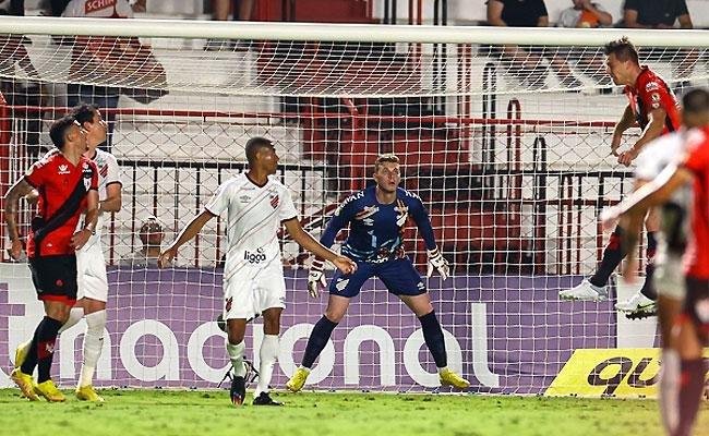 Duelo entre rubro-negros terminou com empate no Est�dio Ant�nio Accioly